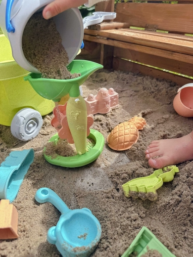 Mill with sieve for water and sand