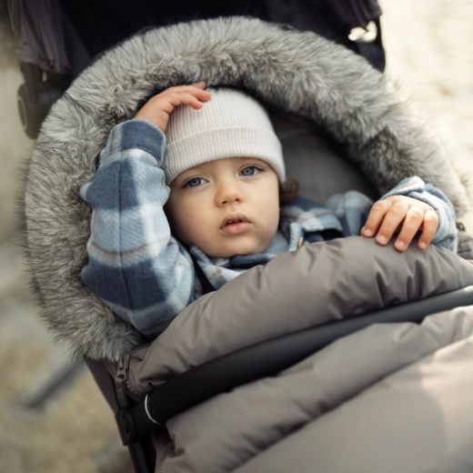 Universele bevestiging in de kinderwagen en afneembare bontkraag