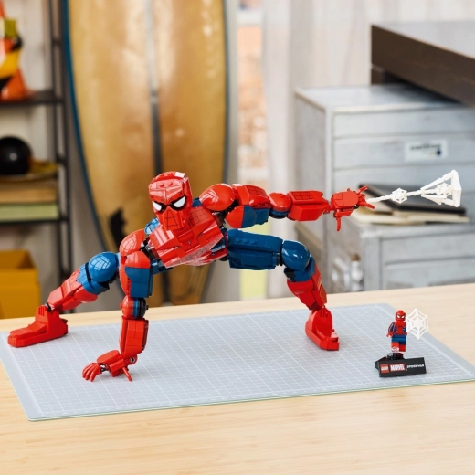Spider-Man entièrement articulé de 36 cm