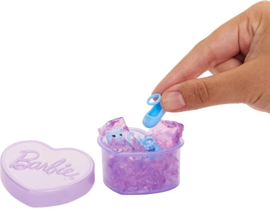 Hartvormig doosje met slime en accessoires binnenin