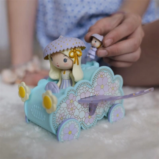 Petite voiture nuage au décor floral