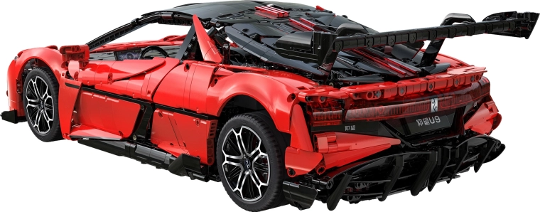 Realistische supercar op schaal 1:8