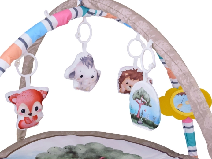 Zachte bogen met speelgoed voor ontwikkeling van coördinatie