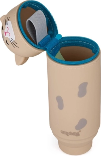 Practical interior layout and secure zipper