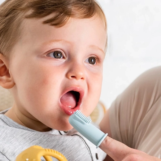 Nettoyage en douceur des premières dents