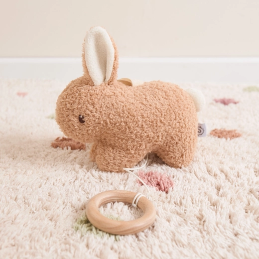 Aangename pluche en houten ring voor kleine handjes