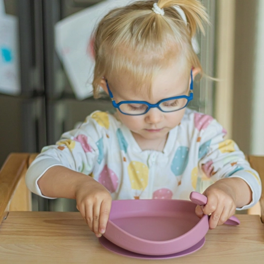 Suction cup for stable feeding without unnecessary mess
