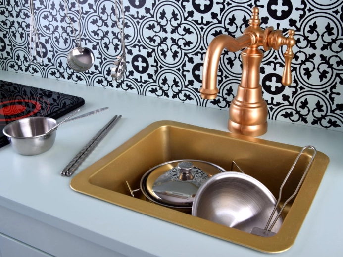 Stijlvolle gouden gootsteen en vintage kraan