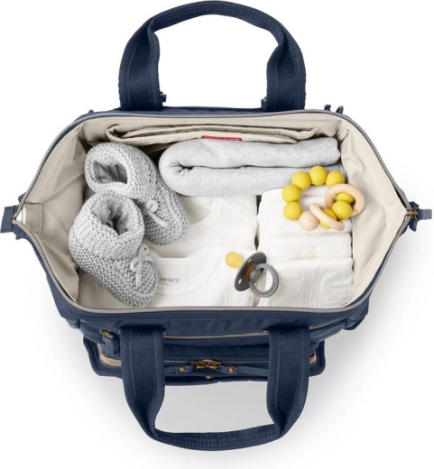 Smart internal organization and insulated pockets