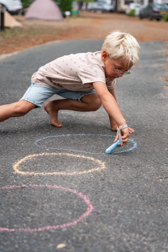 Strong pastel chalk for bright lines