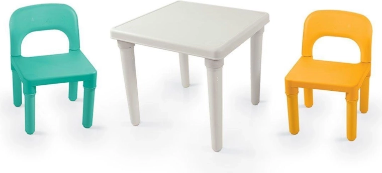 Tisch und 2 Stühle für das tägliche Spielen