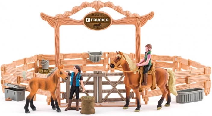 École d’équitation FAUNICA avec chevaux et cavaliers