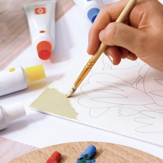 Traits précis et couleurs intenses