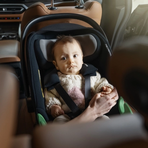 Confort dès la naissance grâce au réducteur et au harnais 5 points