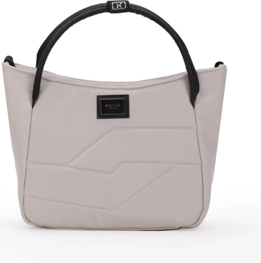 Riche ensemble d’accessoires, y compris un sac élégant