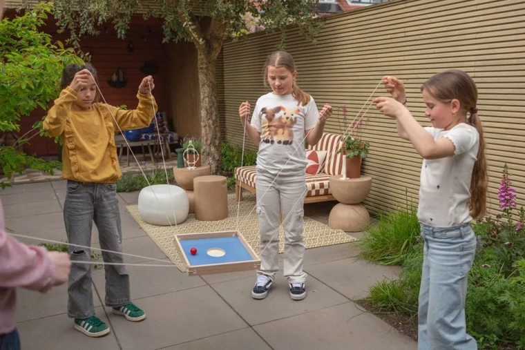 Wooden maze: coordination and communication