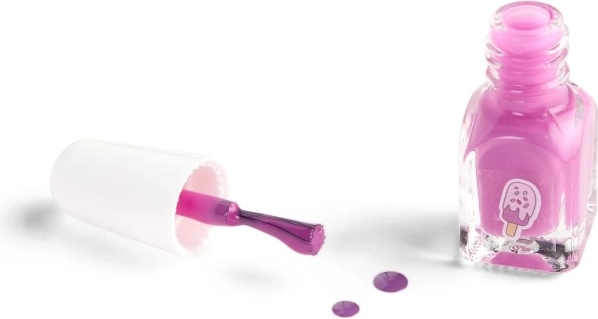 Stylisme des ongles avec 2 vernis