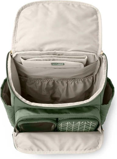 Extra-wide opening and an easy-to-see main compartment