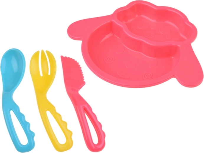 Kinderstoel en servies voor realistisch spel