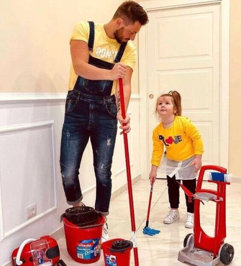 Kar op wieltjes voor het eenvoudig verplaatsen van accessoires