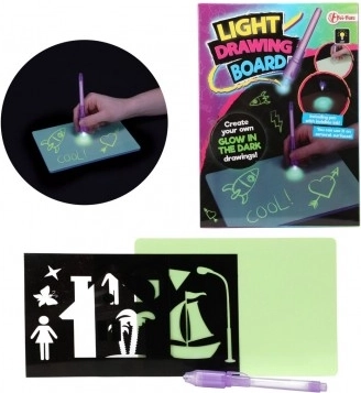 Bord met pen met onzichtbare inkt die in het donker licht
