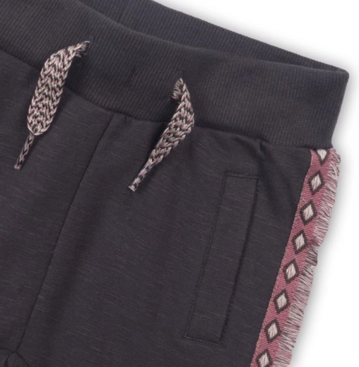 Comfort thanks to the elastic waistband