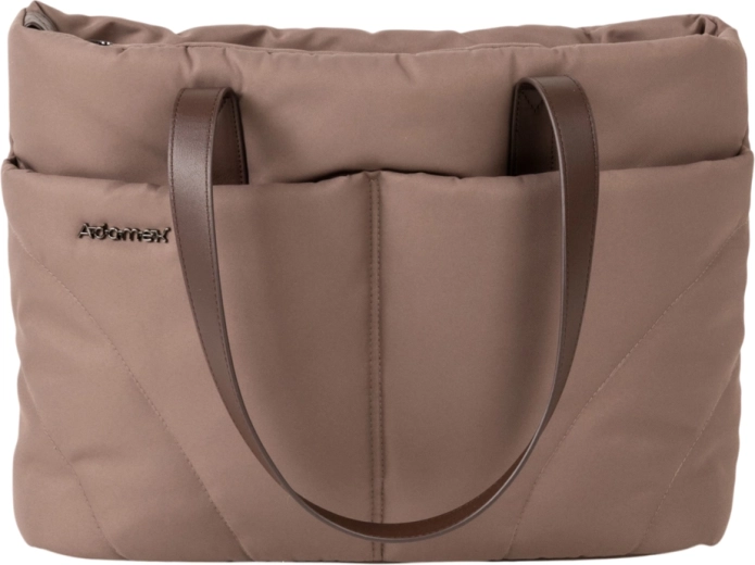 Spacious bag and practical accessories included
