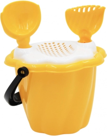 Bucket with sieve for more play options
