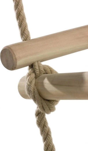 Robuste Holzsprossen und strapazierfähiges Seil
