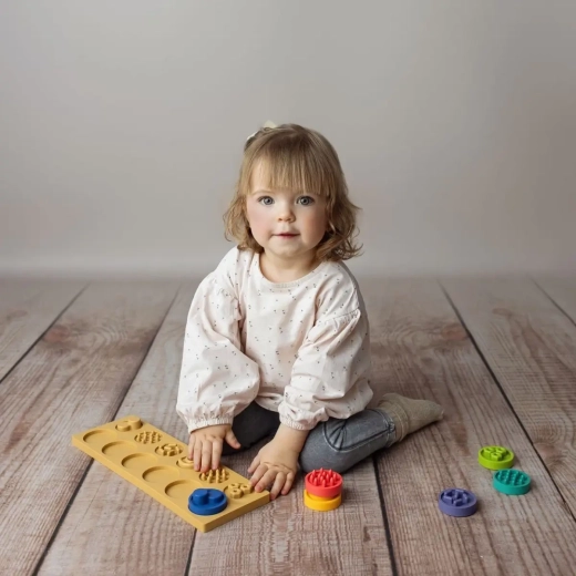 Easy to grasp and develop fine motor skills