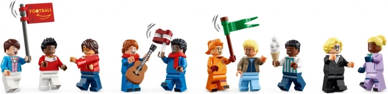 15 minifigures including football stars