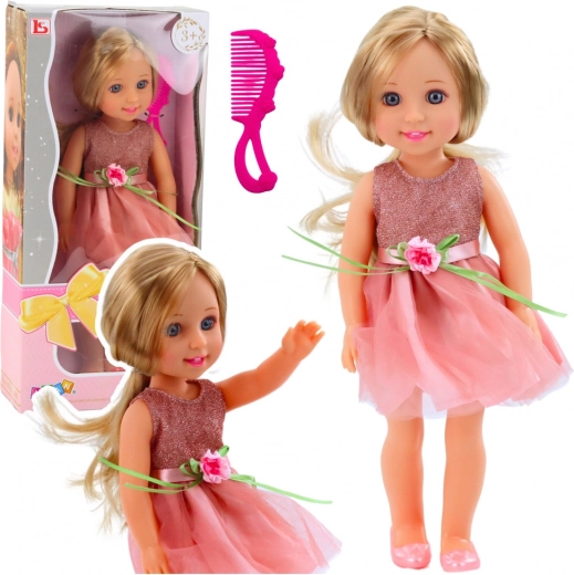 Poupée en robe rose avec nœud et peigne