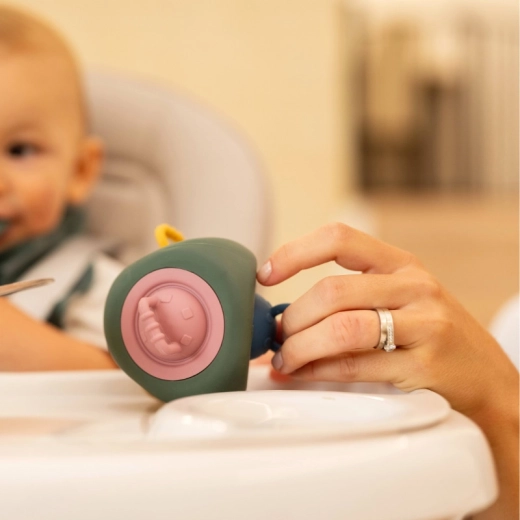 Stable play without falling thanks to the suction base