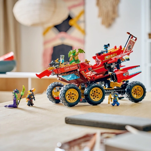 Action details: golden wheels, cockpit and shooter