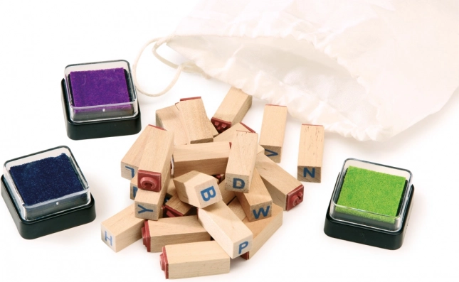 tampons en bois alphabet small foot avec sachet et encreurs
