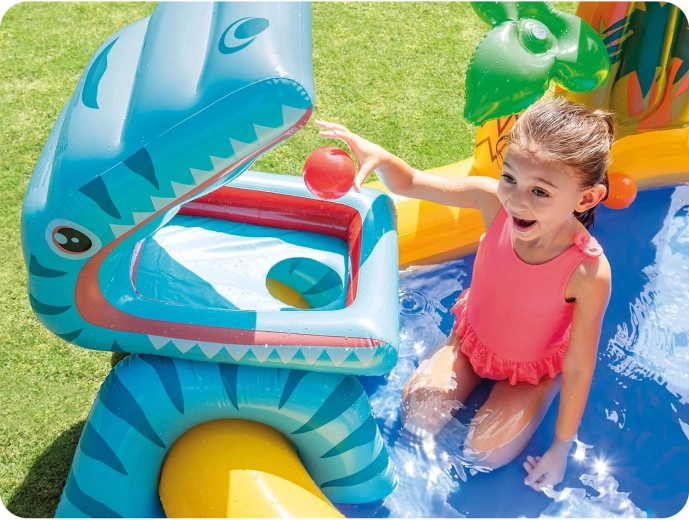 Dinosaurus om met balletjes te voeren