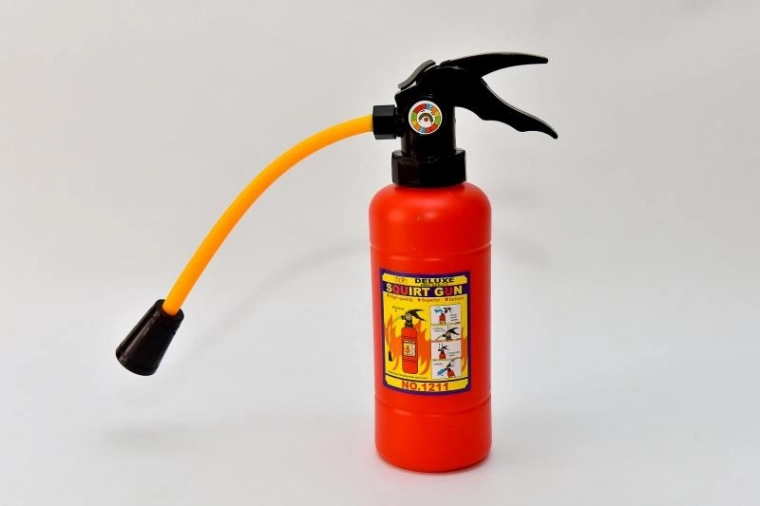 Wasserkanone PLEJO – „Feuerlöscher“ für Spiele und Spaß