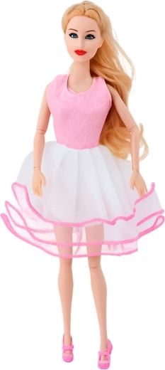 Grande poupée prête pour le défilé de mode