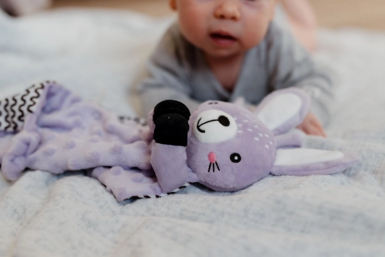 Integrated rattle for gentle auditory stimulation