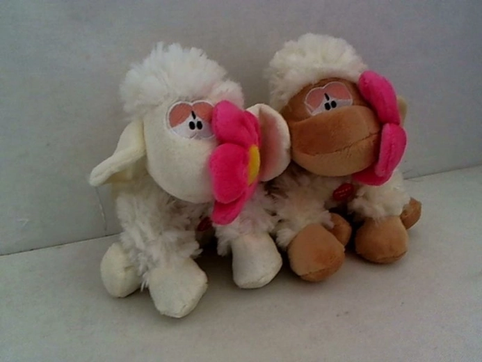 Plush sheep with flower and sound 18 cm