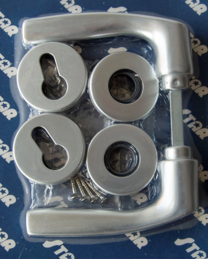 Quincaillerie de porte MONET sur rosace, béquille–béquille, anodisé argent