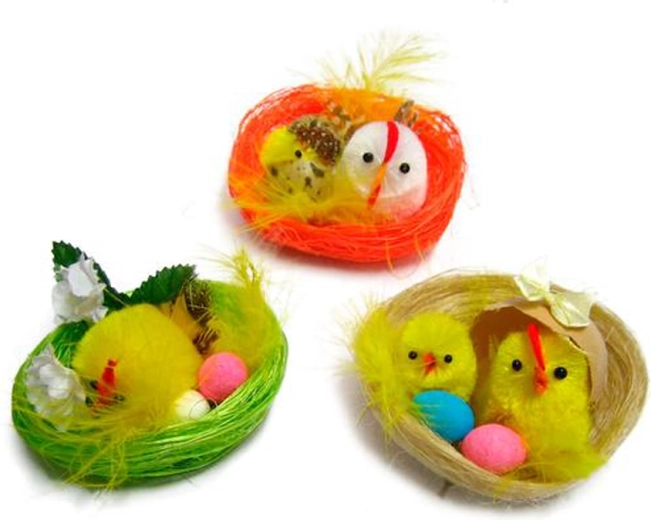 Kuikenfamilie in een mandje – paasdecoratie 6,5 cm