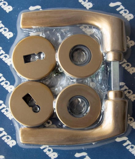 Quincaillerie de porte MONET avec rosace F4, clé, anodisation bronze