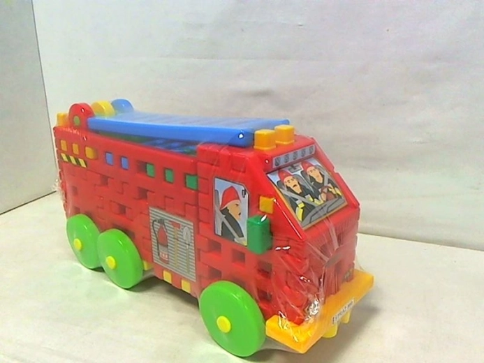 Camion de pompiers en briques de construction avec échelle