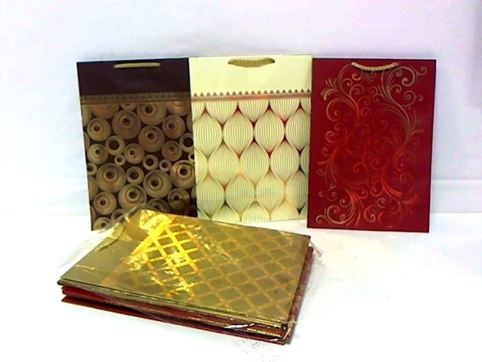 Decorative gift bag Avantgarde T-2 with gold-foil effect