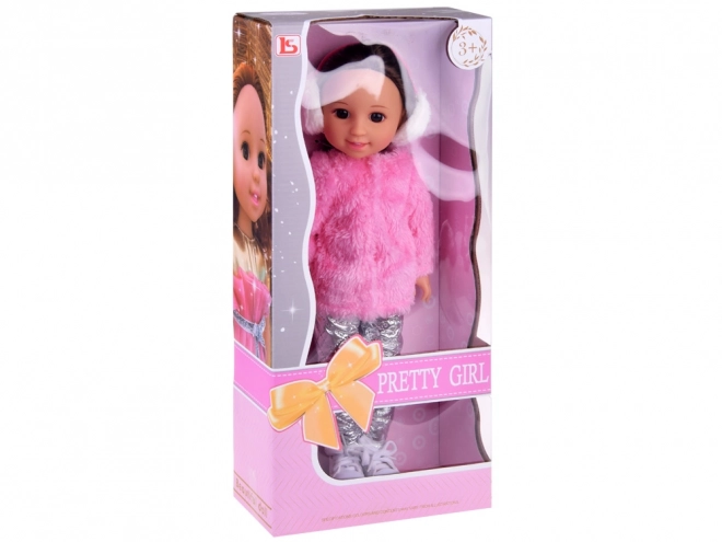 Schattige pop met roze bontjas en winteroorschelpen