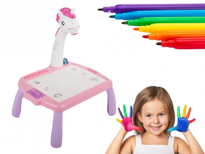Educatieve kindertafel met projector en stiften