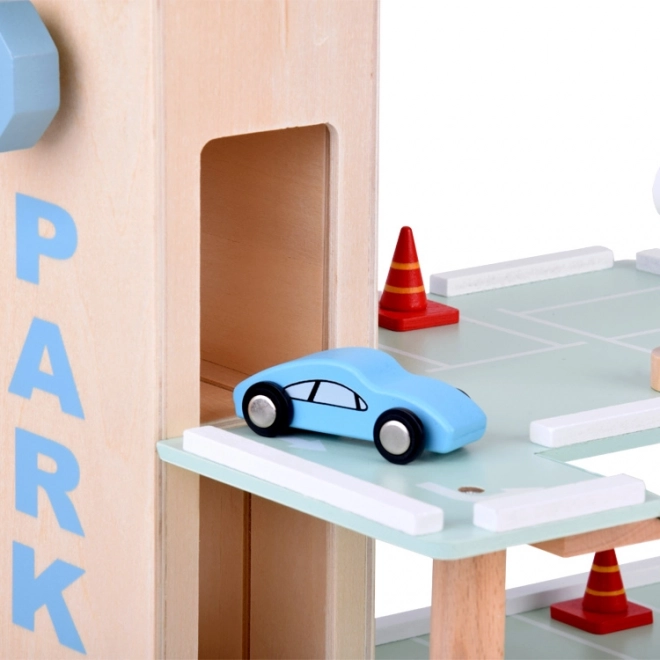 Houten parkeergarage op meerdere niveaus met lift en auto's