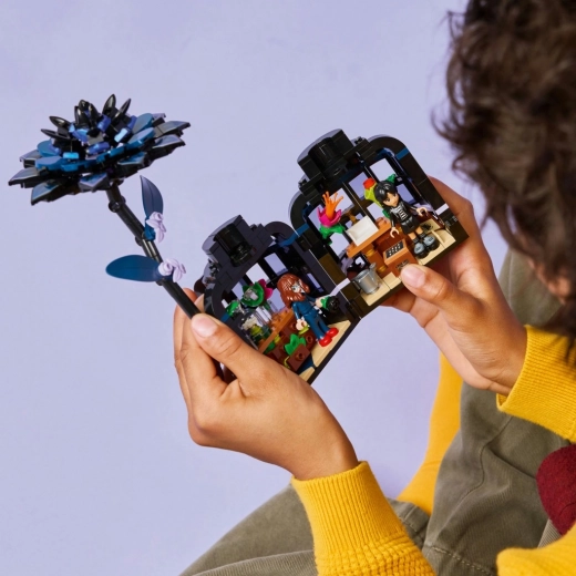 Compact set for play and display