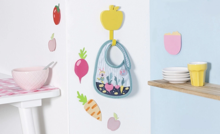 Protection des vêtements de la poupée pendant le repas